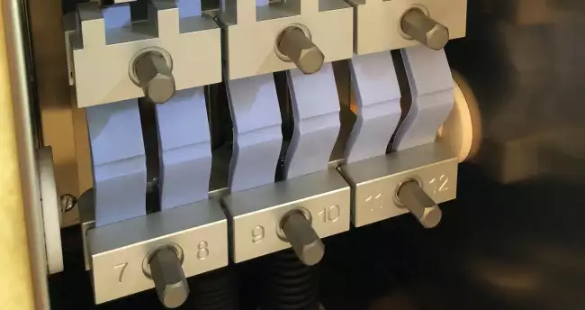 fatigue de mattia ai camera: De Mattia flexometer: detail of the sample holder inside the climatic chamber.