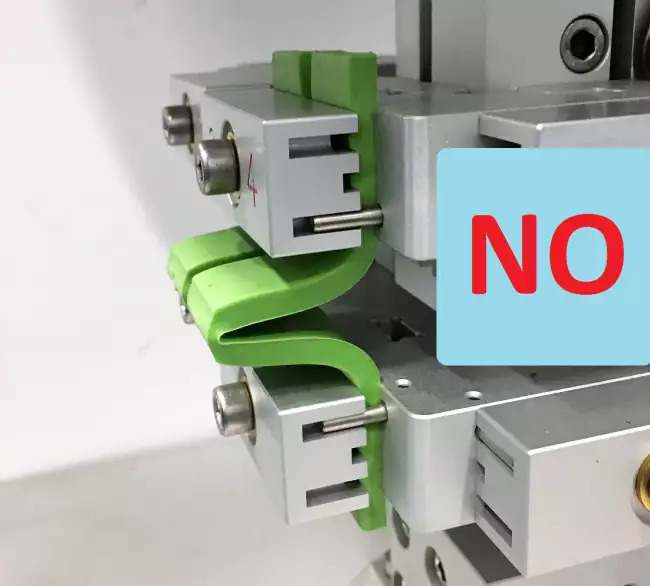 fatigue de mattia basic: De Mattia flexometer by Gibitre. Instrument stops in extended position. Image shows specimens stopped in incorrect position.