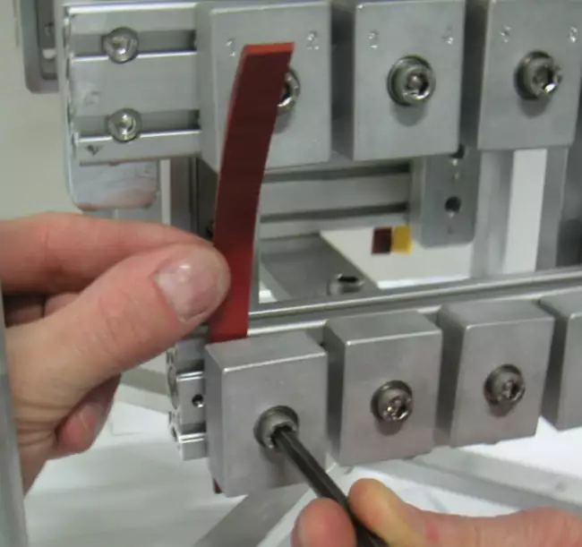 ozone cabinet dynamic test: OzoneCheck ozone meter: mounting of specimens in the stand for dynamic tests.