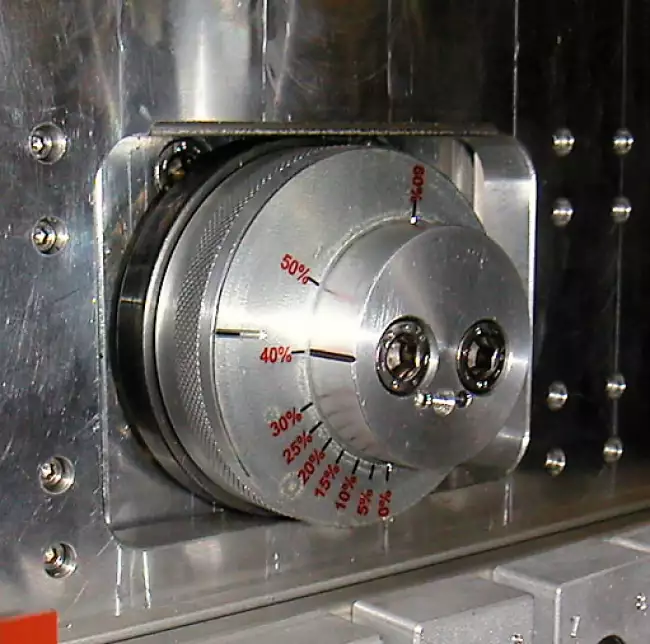 ozone cabinet dynamic test: Ozone-Check Ozonometer: Nonius for adjusting the stroke of the flexometer for dynamic ozone tests.